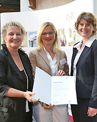 Karin Kaltenkirchen, Geschäftsführerin des Modehaus Marx Trier, von den Ministerinnen Irene Alt und Eveline Lemke als „Vorbildunternehmen in Rheinland-Pfalz“ ausgezeichnet